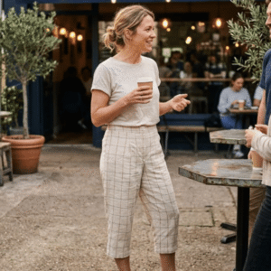 Three quarter length pant. Off white colour.